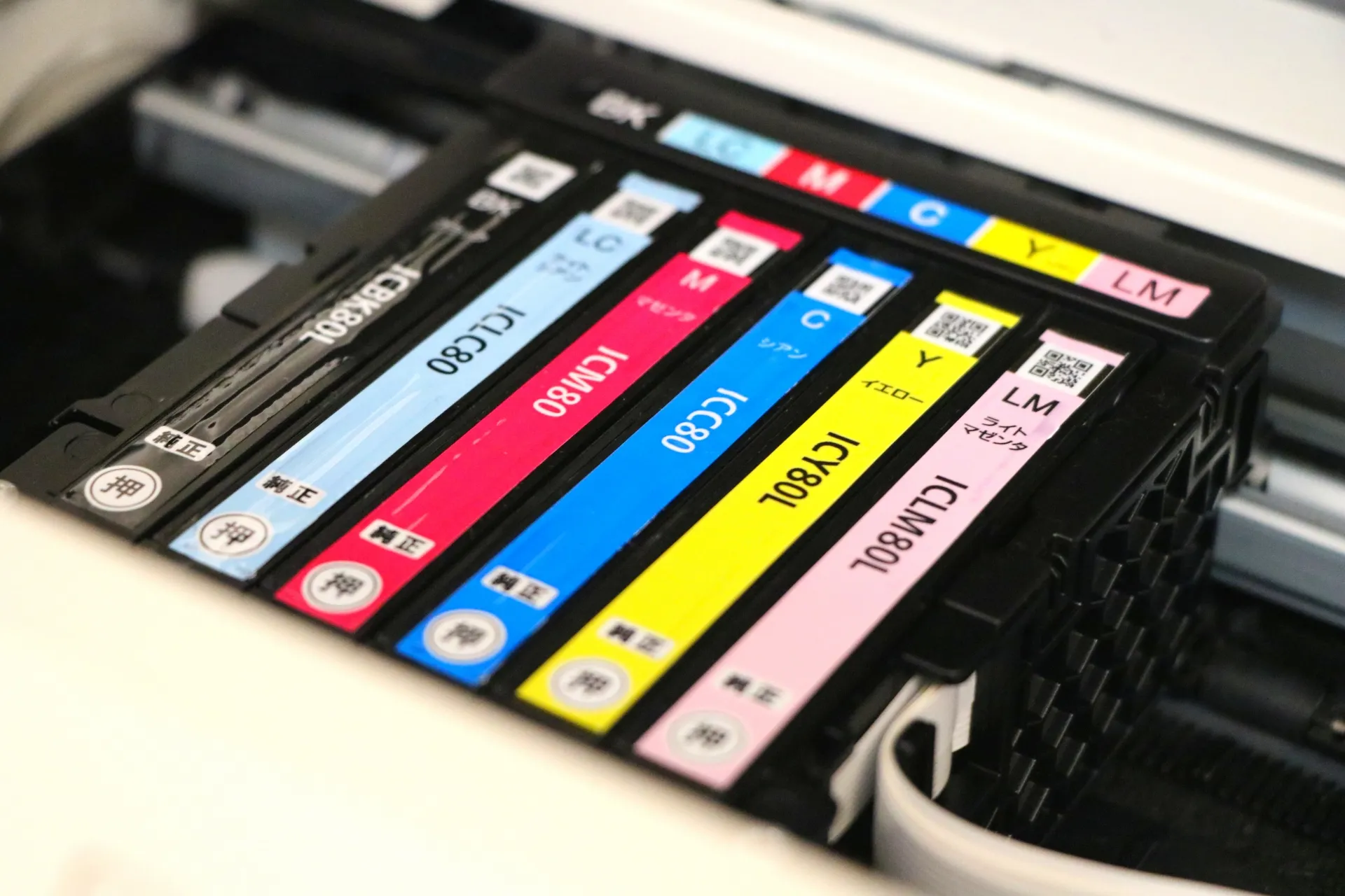 紙素材ならではのデザインの工夫！インクの選び方とレイアウトのポイント