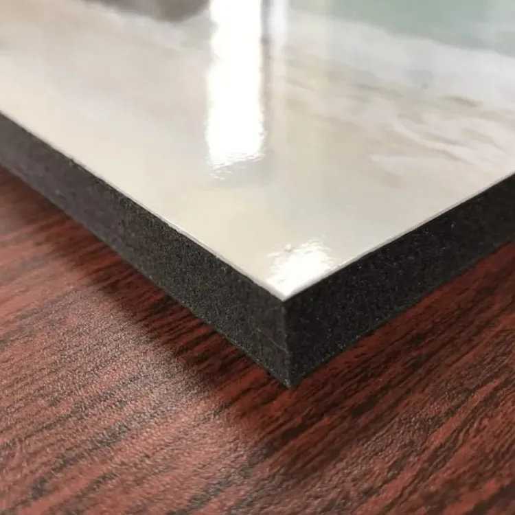 グロスラミネート/13mmゲータフォームパネルのクローズアップ