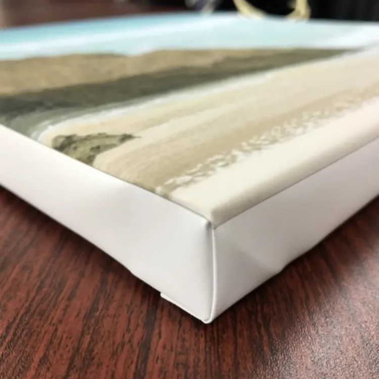 側面までキャンバス地が巻き込まれた木枠パネル